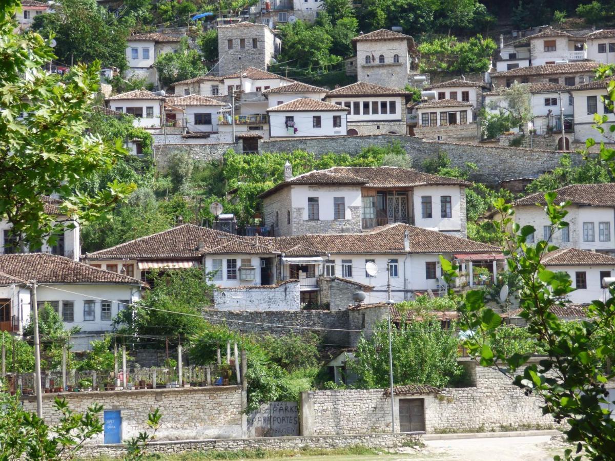 Guesthouse & Hostel Lorenc Berat Exterior photo