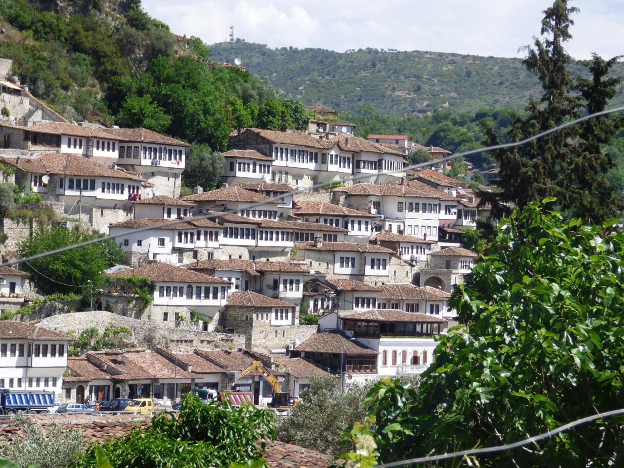 Guesthouse & Hostel Lorenc Berat Exterior photo